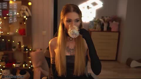 Snapshot of manifreyja chatting on October 8, 8:50 pm Amelie online show from October 8, 8:50 pm