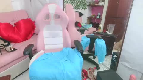 Snapshot of manuhela18 chatting on December 19, 12:56 am manuhela online show from December 19, 12:56 am