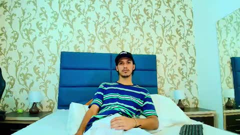 Snapshot of marcus_jeron chatting on November 15, 11:43 pm marcus_jeron online show from November 15, 11:43 pm