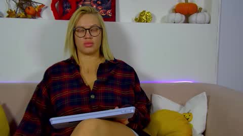 Maria online show from November 2, 6:21 pm