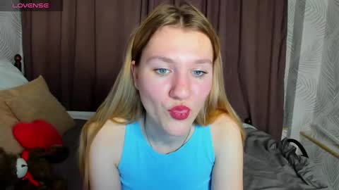 Snapshot of mariel_brown chatting on December 4, 8:23 am mariel_brown online show from December 4, 8:23 am