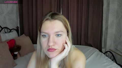 Snapshot of mariel_brown chatting on December 7, 8:44 am mariel_brown online show from December 7, 8:44 am