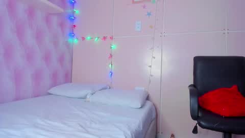 Snapshot of mariemyller chatting on December 21, 12:53 am Marie online show from December 21, 12:53 am