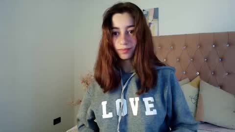 Snapshot of marinette_lux chatting on October 3, 12:57 pm marinette online show from October 3, 12:57 pm