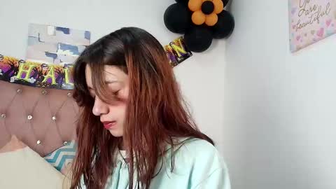 Snapshot of marinette_lux chatting on October 16, 12:39 pm marinette online show from October 16, 12:39 pm