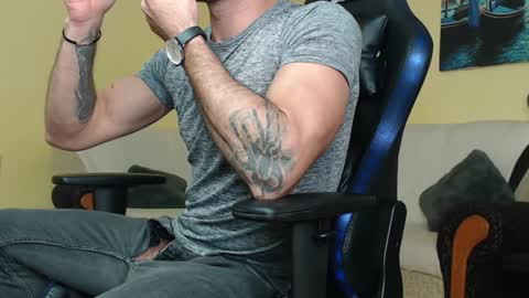 Snapshot of marioslim chatting on January 2, 2:46 pm marioslim online show from January 2, 2:46 pm