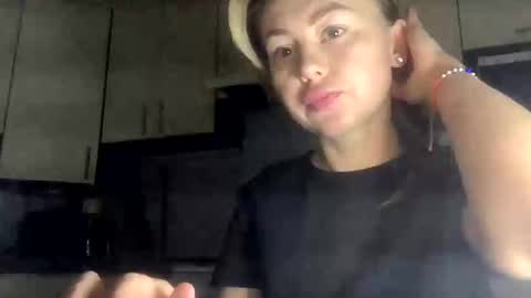 Snapshot of martaluna_ chatting on November 13, 3:00 pm Marta online show from November 13, 3:00 pm