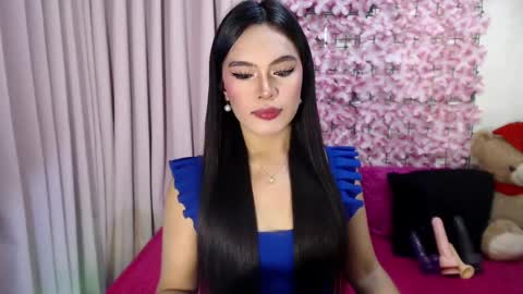 Snapshot of martha_fox chatting on January 8, 6:52 am DONT FORGET TO FOLLOW ME AND GIVE ME A THUMBS UP GUYS- martha online show from January 8, 6:52 am