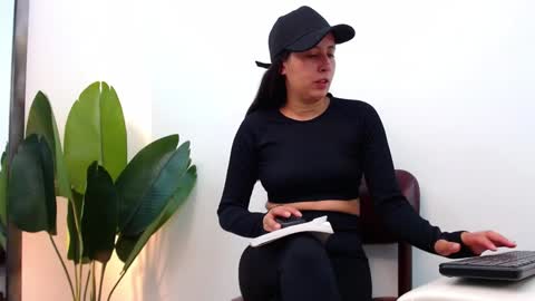 Snapshot of marthina_thompson chatting on January 2, 12:24 pm marthina thompson online show from January 2, 12:24 pm