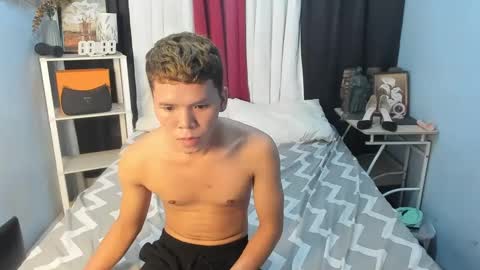 Snapshot of marvin_nextdoor69 chatting on February 6, 6:51 am marvin_nextdoor69 online show from February 6, 6:51 am