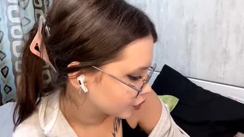 Mia online show from February 13, 7:48 am