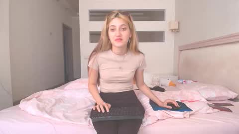 Snapshot of marya442004 chatting on September 28, 10:20 am marya442004 online show from September 28, 10:20 am