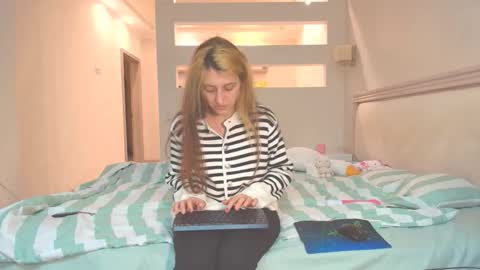 Snapshot of marya442004 chatting on October 17, 10:34 pm marya442004 online show from October 17, 10:34 pm