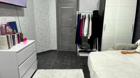 Lola online show from March 1, 3:03 pm