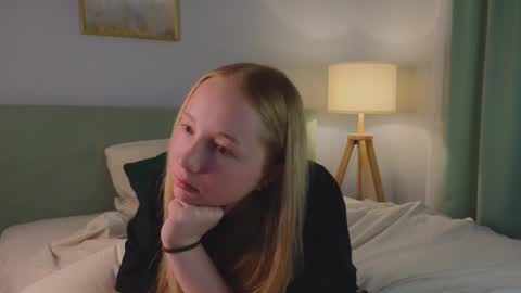 Snapshot of marylouiselidbom chatting on December 5, 1:47 am Laura online show from December 5, 1:47 am