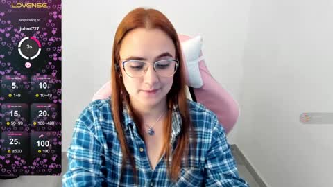 Snapshot of maryluna95 chatting on December 18, 10:57 pm Dulce Maria online show from December 18, 10:57 pm