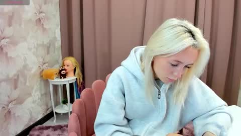 Snapshot of maryy_senn chatting on October 14, 2:56 am Luucy UTC1 Mon Tue Wed Thu Fri 0500-1130 online show from October 14, 2:56 am