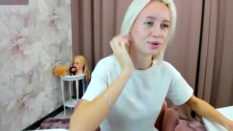Snapshot of maryy_senn chatting on October 15, 2:55 am Luucy UTC1 Mon Tue Wed Thu Fri 0500-1130 online show from October 15, 2:55 am