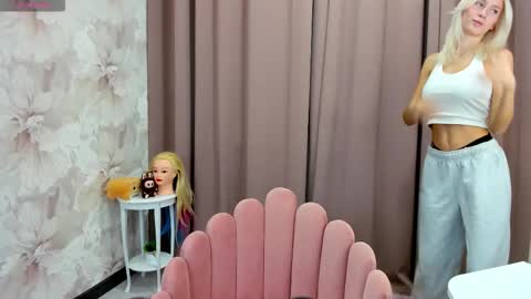 Snapshot of maryy_senn chatting on October 16, 2:56 am Luucy UTC1 Mon Tue Wed Thu Fri 0500-1130 online show from October 16, 2:56 am