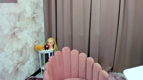 Snapshot of maryy_senn chatting on October 20, 2:45 am Luucy UTC1 Mon Tue Wed Thu Fri 0500-1130 online show from October 20, 2:45 am