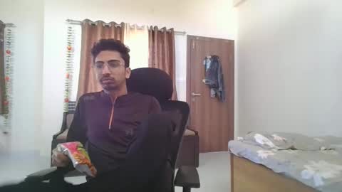 Snapshot of maskboyz2003 chatting on January 4, 8:28 am maskboyz2003 online show from January 4, 8:28 am