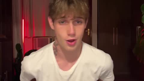 Snapshot of mason_gallagher chatting on November 15, 10:37 pm Mason online show from November 15, 10:37 pm