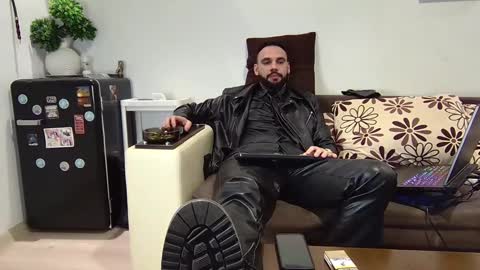 Snapshot of master_roberto333 chatting on January 6, 8:50 pm SIR online show from January 6, 8:50 pm