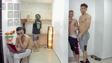 Team Cris Darwin- Fernando- Stiven- David online show from February 15, 2:33 pm