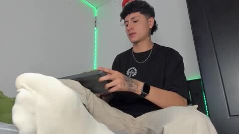 mateo_escobar online show from November 22, 11:59 pm