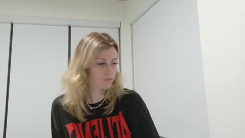 Snapshot of mattisux chatting on October 13, 5:18 am Matti Mars online show from October 13, 5:18 am