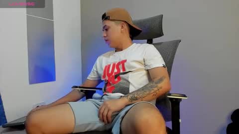 Snapshot of mattiwsmorris_ chatting on November 17, 2:34 pm mattiwsmorris_ online show from November 17, 2:34 pm