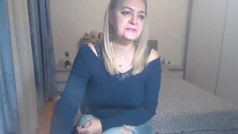 Snapshot of maturediana chatting on December 12, 4:04 am maturediana online show from December 12, 4:04 am