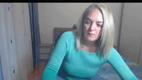 Snapshot of maturediana chatting on October 20, 2:01 am maturediana online show from October 20, 2:01 am