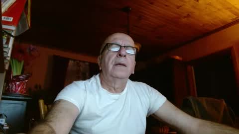 Snapshot of mauriceandre chatting on December 30, 11:37 am Maurice online show from December 30, 11:37 am