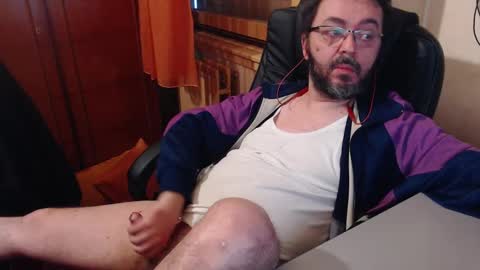 Snapshot of max818k chatting on December 14, 7:40 am Max online show from December 14, 7:40 am