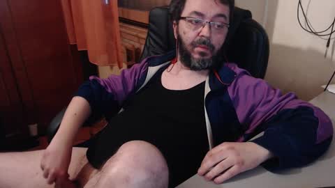 Snapshot of max818k chatting on December 27, 6:35 am Max online show from December 27, 6:35 am