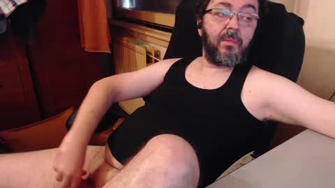 Snapshot of max818k chatting on October 18, 5:54 am Max online show from October 18, 5:54 am