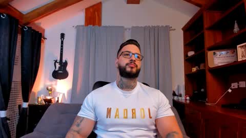 Snapshot of max_dic1 chatting on March 6, 12:19 pm max D. online show from March 6, 12:19 pm