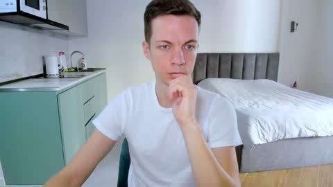 Snapshot of max_shy chatting on January 28, 12:00 pm Max online show from January 28, 12:00 pm