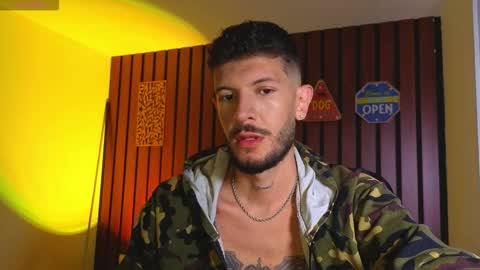 Snapshot of max_tayloor chatting on October 25, 2:08 am Max Taylor online show from October 25, 2:08 am