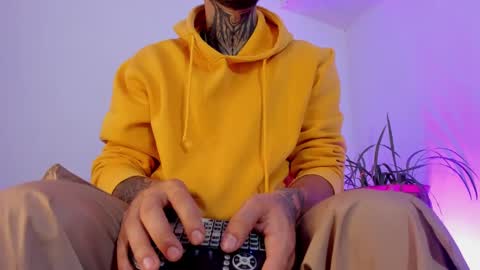 Max online show from November 19, 12:38 pm