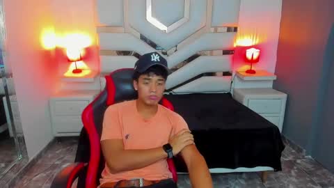 Snapshot of maxevanns chatting on November 3, 7:59 pm Max online show from November 3, 7:59 pm