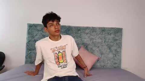 Snapshot of maxfrost_1 chatting on December 19, 7:21 pm M A X F R O S T online show from December 19, 7:21 pm