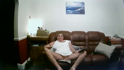Snapshot of maxi_johnes chatting on December 14, 1:17 am MAX online show from December 14, 1:17 am
