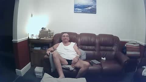 Snapshot of maxi_johnes chatting on December 19, 1:28 am MAX online show from December 19, 1:28 am