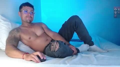 Snapshot of maxi_mux1 chatting on February 26, 9:42 am MAXI online show from February 26, 9:42 am