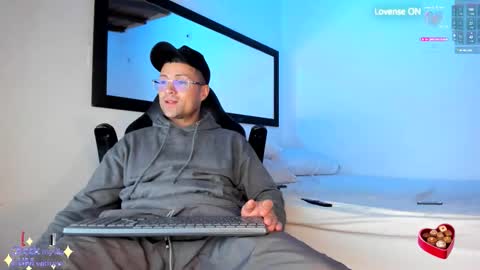 Snapshot of maxi_mux1 chatting on October 11, 4:33 am MAXI online show from October 11, 4:33 am