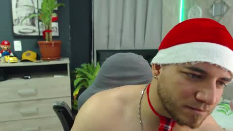 Snapshot of maximussantorini chatting on December 19, 4:45 am maximus online show from December 19, 4:45 am