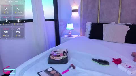 Snapshot of maxirogers chatting on December 1, 11:26 am Maxi Rogers online show from December 1, 11:26 am