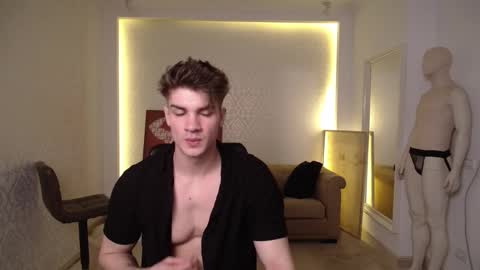 Snapshot of maxkaiden chatting on February 14, 6:23 am MaxKaiden online show from February 14, 6:23 am